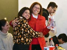 Foto de la galería: Con el "amigo invisible", el equipo de la web de Canal 12 compartió juntada por su 1er año