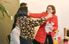 Foto de la galería: Con el "amigo invisible", el equipo de la web de Canal 12 compartió juntada por su 1er año