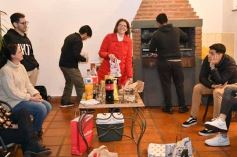 Foto de la galería: Con el "amigo invisible", el equipo de la web de Canal 12 compartió juntada por su 1er año