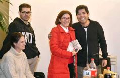 Foto de la galería: Con el "amigo invisible", el equipo de la web de Canal 12 compartió juntada por su 1er año