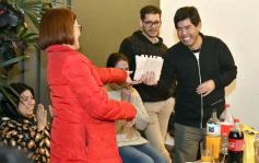 Foto de la galería: Con el "amigo invisible", el equipo de la web de Canal 12 compartió juntada por su 1er año