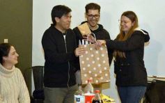 Foto de la galería: Con el "amigo invisible", el equipo de la web de Canal 12 compartió juntada por su 1er año