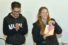 Foto de la galería: Con el "amigo invisible", el equipo de la web de Canal 12 compartió juntada por su 1er año