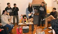 Foto de la galería: Con el "amigo invisible", el equipo de la web de Canal 12 compartió juntada por su 1er año