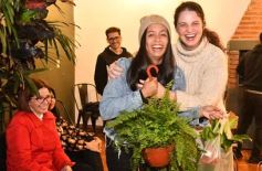 Foto de la galería: Con el "amigo invisible", el equipo de la web de Canal 12 compartió juntada por su 1er año