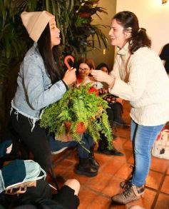 Foto de la galería: Con el "amigo invisible", el equipo de la web de Canal 12 compartió juntada por su 1er año