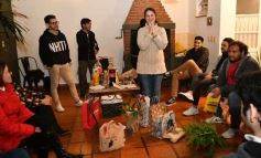 Foto de la galería: Con el "amigo invisible", el equipo de la web de Canal 12 compartió juntada por su 1er año