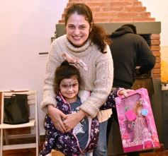 Foto de la galería: Con el "amigo invisible", el equipo de la web de Canal 12 compartió juntada por su 1er año