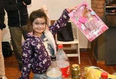 Foto de la galería: Con el "amigo invisible", el equipo de la web de Canal 12 compartió juntada por su 1er año