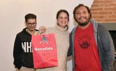Foto de la galería: Con el "amigo invisible", el equipo de la web de Canal 12 compartió juntada por su 1er año