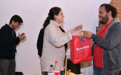 Foto de la galería: Con el "amigo invisible", el equipo de la web de Canal 12 compartió juntada por su 1er año