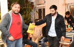 Foto de la galería: Con el "amigo invisible", el equipo de la web de Canal 12 compartió juntada por su 1er año