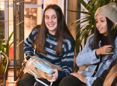 Foto de la galería: Con el "amigo invisible", el equipo de la web de Canal 12 compartió juntada por su 1er año