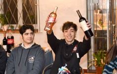 Foto de la galería: Con el "amigo invisible", el equipo de la web de Canal 12 compartió juntada por su 1er año