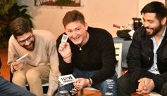 Foto de la galería: Con el "amigo invisible", el equipo de la web de Canal 12 compartió juntada por su 1er año