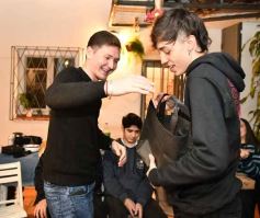 Foto de la galería: Con el "amigo invisible", el equipo de la web de Canal 12 compartió juntada por su 1er año