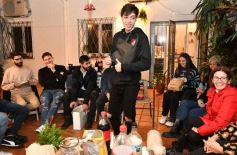 Foto de la galería: Con el "amigo invisible", el equipo de la web de Canal 12 compartió juntada por su 1er año