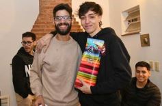 Foto de la galería: Con el "amigo invisible", el equipo de la web de Canal 12 compartió juntada por su 1er año