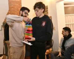 Foto de la galería: Con el "amigo invisible", el equipo de la web de Canal 12 compartió juntada por su 1er año