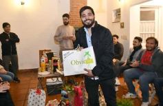 Foto de la galería: Con el "amigo invisible", el equipo de la web de Canal 12 compartió juntada por su 1er año