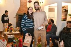 Foto de la galería: Con el "amigo invisible", el equipo de la web de Canal 12 compartió juntada por su 1er año