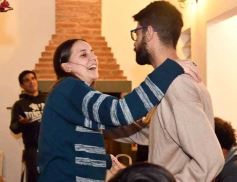 Foto de la galería: Con el "amigo invisible", el equipo de la web de Canal 12 compartió juntada por su 1er año