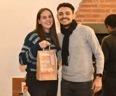 Foto de la galería: Con el "amigo invisible", el equipo de la web de Canal 12 compartió juntada por su 1er año