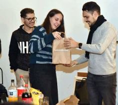Foto de la galería: Con el "amigo invisible", el equipo de la web de Canal 12 compartió juntada por su 1er año