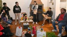 Foto de la galería: Con el "amigo invisible", el equipo de la web de Canal 12 compartió juntada por su 1er año