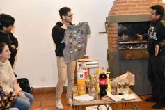 Foto de la galería: Con el "amigo invisible", el equipo de la web de Canal 12 compartió juntada por su 1er año