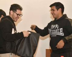 Foto de la galería: Con el "amigo invisible", el equipo de la web de Canal 12 compartió juntada por su 1er año