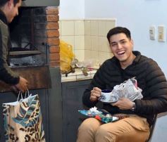 Foto de la galería: Con el "amigo invisible", el equipo de la web de Canal 12 compartió juntada por su 1er año