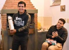 Foto de la galería: Con el "amigo invisible", el equipo de la web de Canal 12 compartió juntada por su 1er año