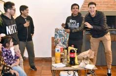 Foto de la galería: Con el "amigo invisible", el equipo de la web de Canal 12 compartió juntada por su 1er año