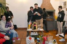 Foto de la galería: Con el "amigo invisible", el equipo de la web de Canal 12 compartió juntada por su 1er año