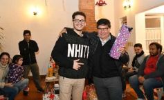 Foto de la galería: Con el "amigo invisible", el equipo de la web de Canal 12 compartió juntada por su 1er año