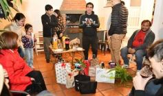 Foto de la galería: Con el "amigo invisible", el equipo de la web de Canal 12 compartió juntada por su 1er año