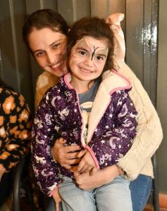 Foto de la galería: Con el "amigo invisible", el equipo de la web de Canal 12 compartió juntada por su 1er año