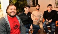 Foto de la galería: Con el "amigo invisible", el equipo de la web de Canal 12 compartió juntada por su 1er año