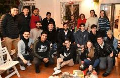 Foto de la galería: Con el "amigo invisible", el equipo de la web de Canal 12 compartió juntada por su 1er año