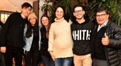 Foto de la galería: Con el "amigo invisible", el equipo de la web de Canal 12 compartió juntada por su 1er año