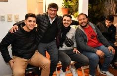 Foto de la galería: Con el "amigo invisible", el equipo de la web de Canal 12 compartió juntada por su 1er año