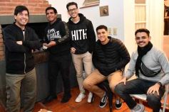 Foto de la galería: Con el "amigo invisible", el equipo de la web de Canal 12 compartió juntada por su 1er año