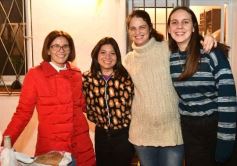 Foto de la galería: Con el "amigo invisible", el equipo de la web de Canal 12 compartió juntada por su 1er año