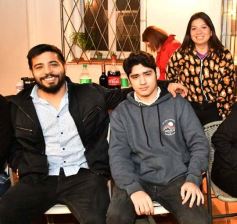 Foto de la galería: Con el "amigo invisible", el equipo de la web de Canal 12 compartió juntada por su 1er año