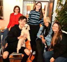 Foto de la galería: Con el "amigo invisible", el equipo de la web de Canal 12 compartió juntada por su 1er año