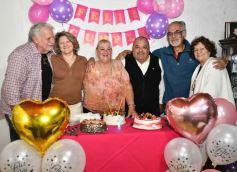Foto de la galería: Cumple de Lidia Brun: rodeada de los afectos, abrió la casa para el festejo