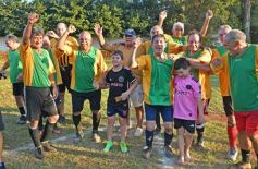Foto de la galería: Torneo Arañita Trinidad: con las ex glorias en cancha, Villa Cabello gritó campeón