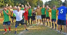 Foto de la galería: Torneo Arañita Trinidad: con las ex glorias en cancha, Villa Cabello gritó campeón