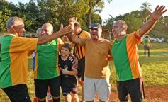 Foto de la galería: Torneo Arañita Trinidad: con las ex glorias en cancha, Villa Cabello gritó campeón